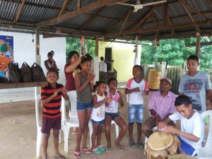 Niños cantando al son del tambor 