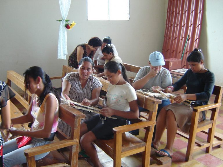 Taller de Textiles dirigido por Ines Talon en la comunidad de El Mozote. 2006
